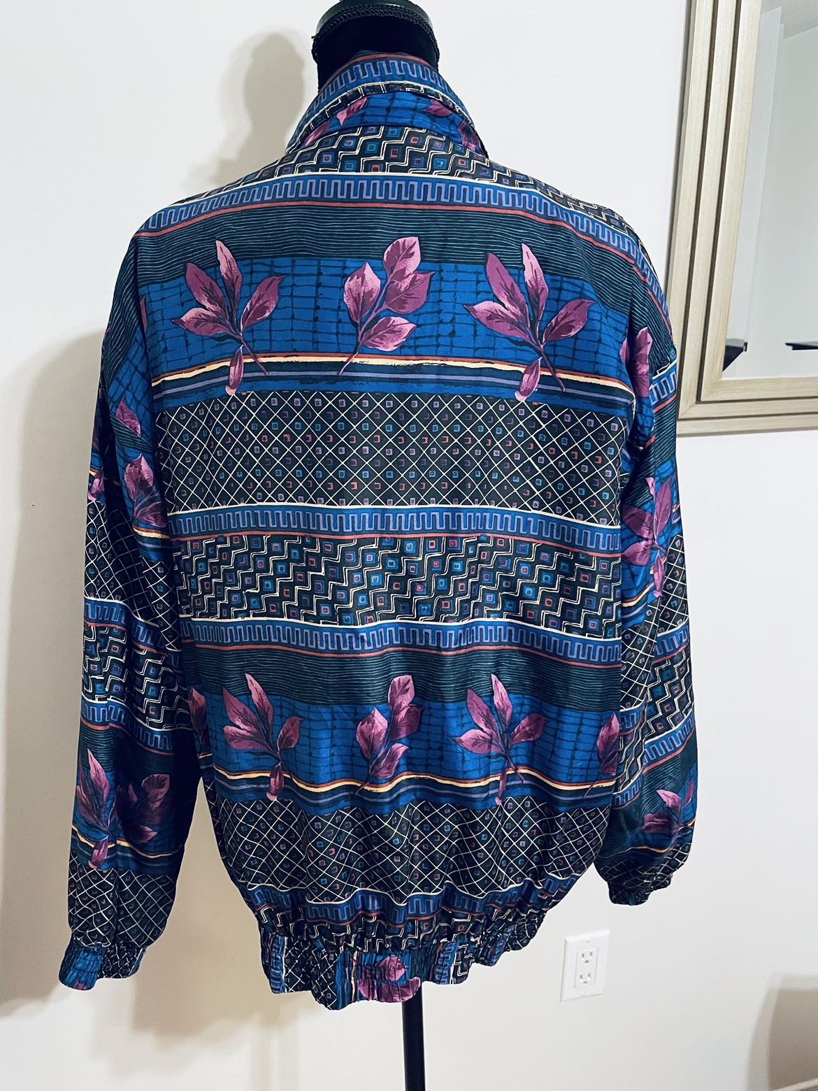 100% Silk Fall/Spring jacket/ Size L image indicator(2)