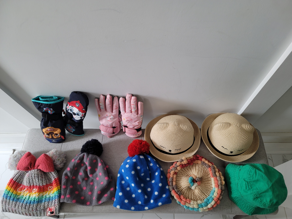 LIKE NEW winter hats and gloves for kids (5 to 6 years old)