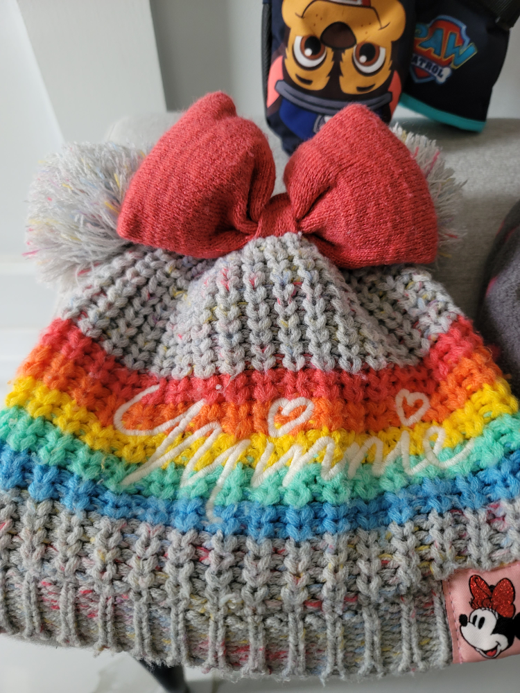LIKE NEW winter hats and gloves for kids (5 to 6 years old) - photo 2