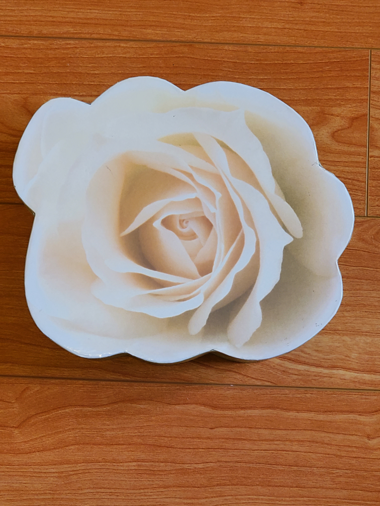 Pretty rose shaped and scented candles image indicator(3)