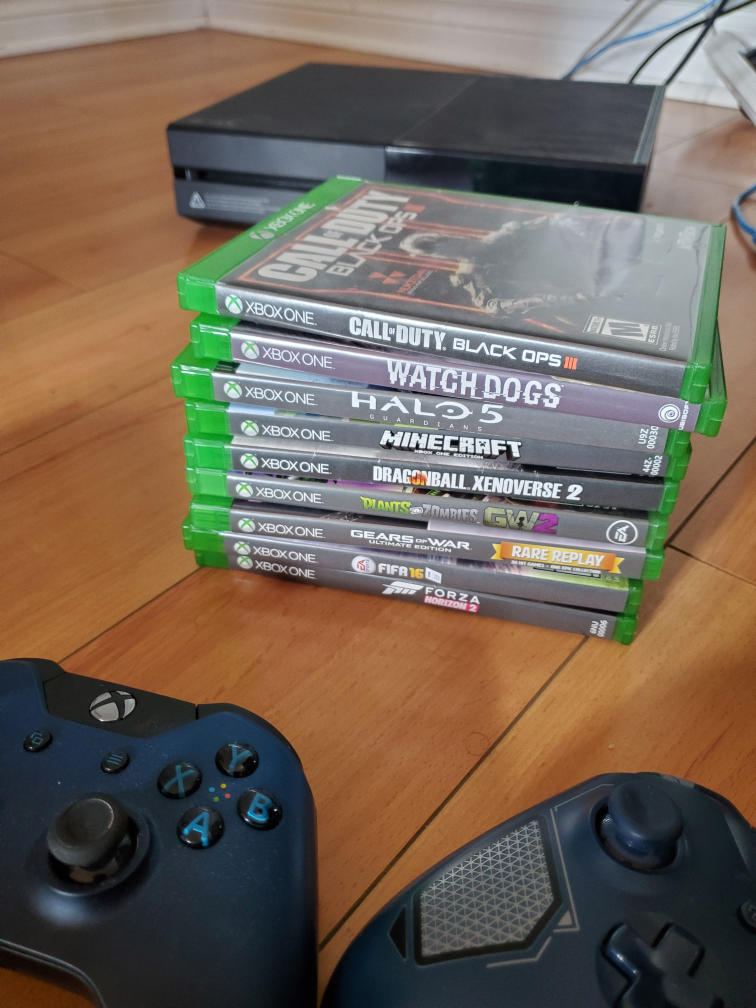 1 TB Xbox One, 2 Controllers 9 Games.