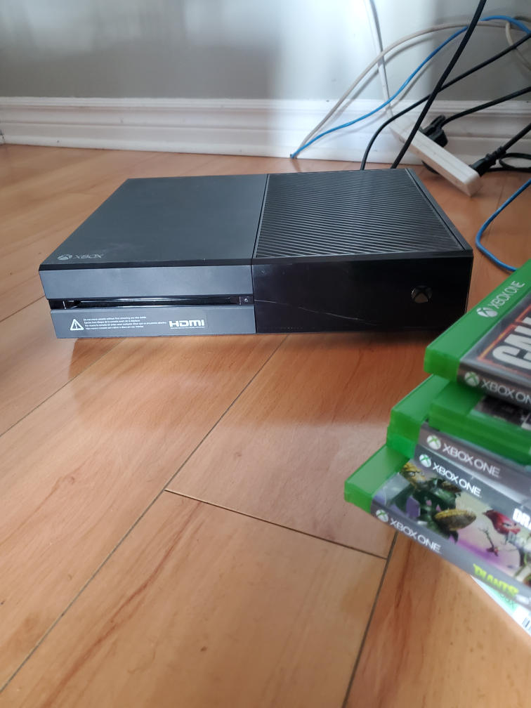 1 TB Xbox One, 2 Controllers 9 Games. - photo 2