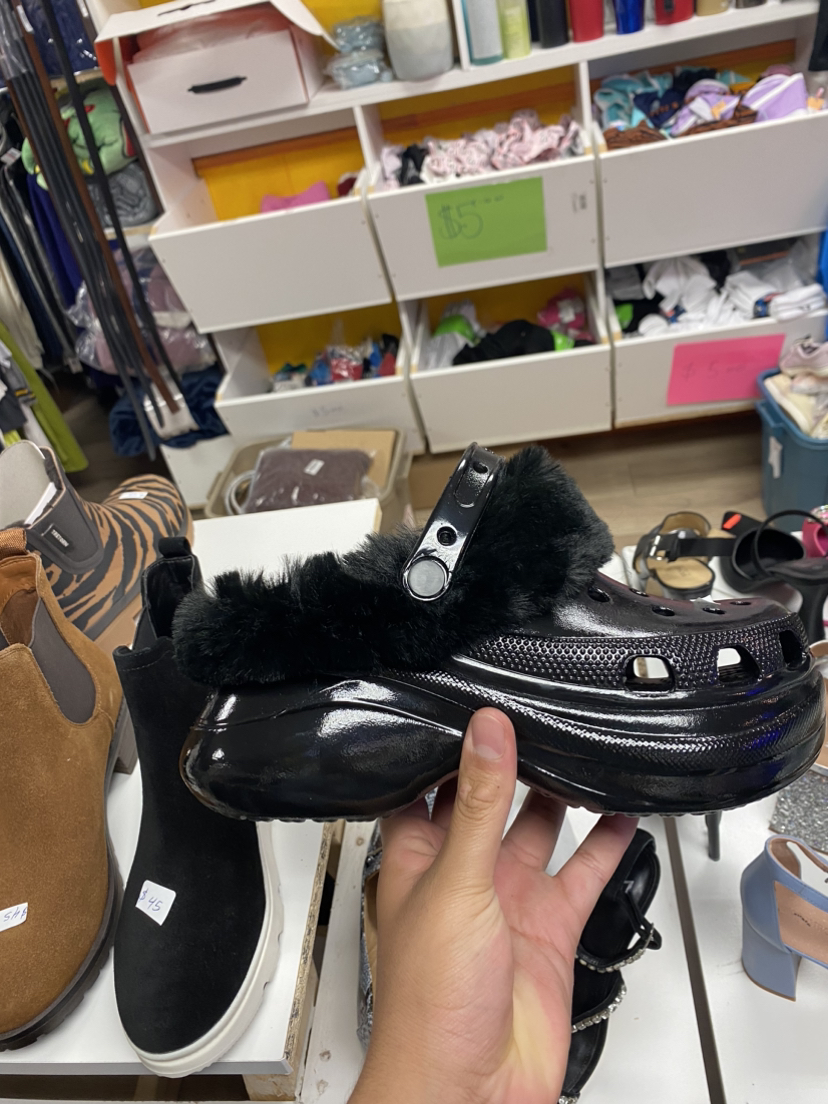 Women’s crocs size 9 - photo 2