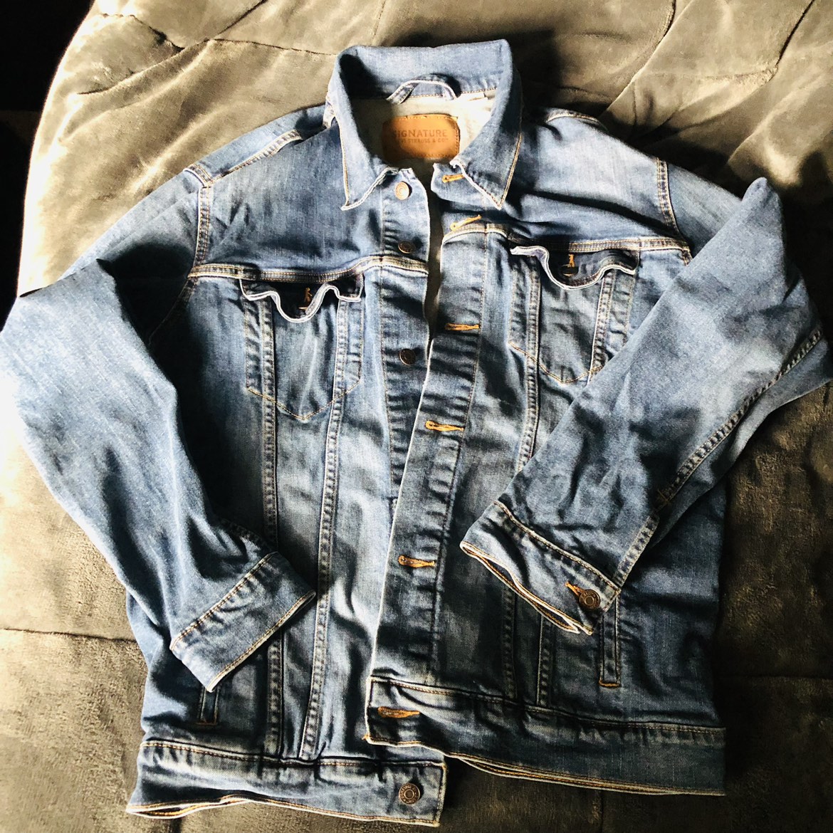 Levi’s signature denim jacket size Large