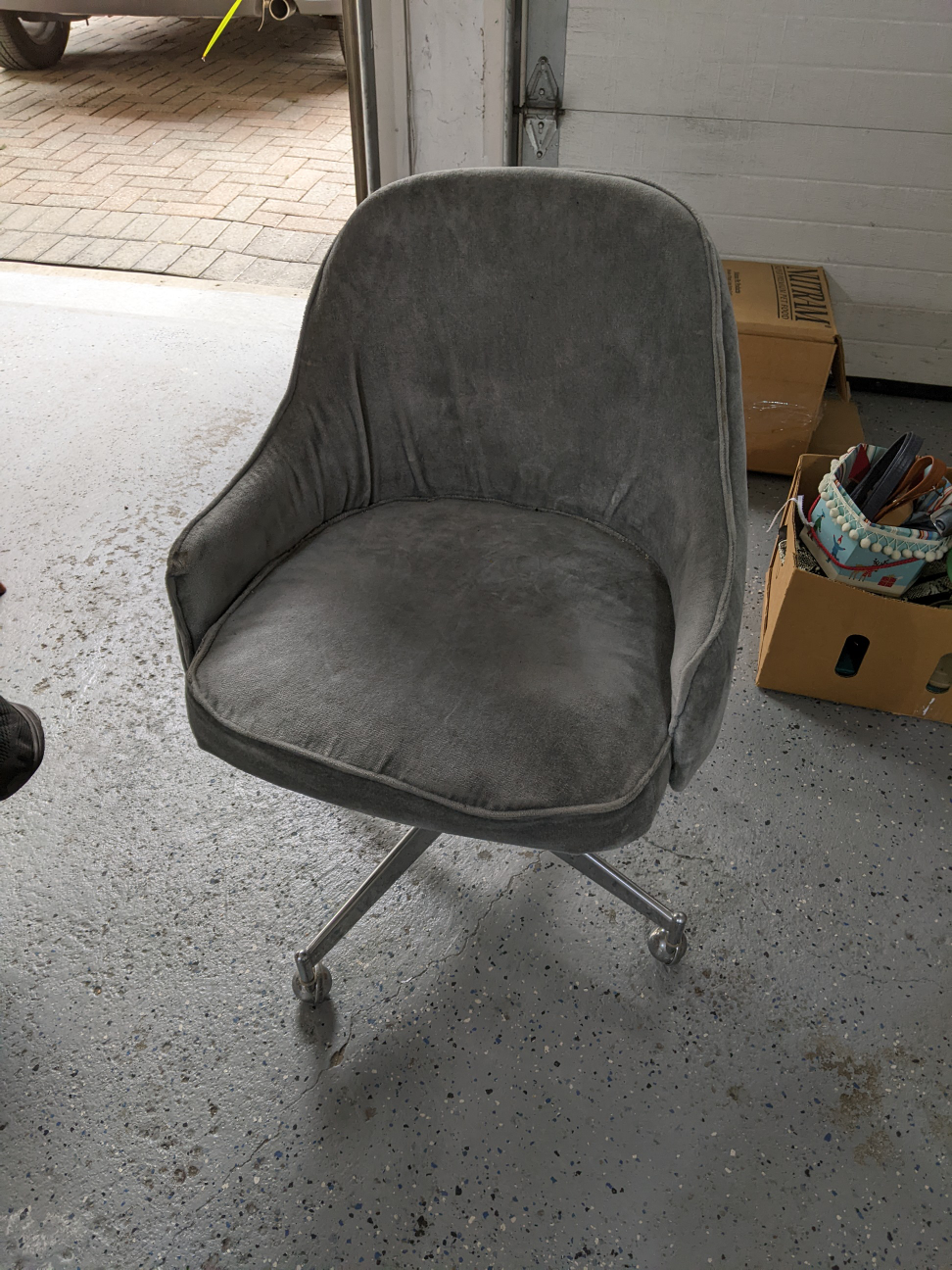 Curb Alert - Free Vintage Chair thumbnail
