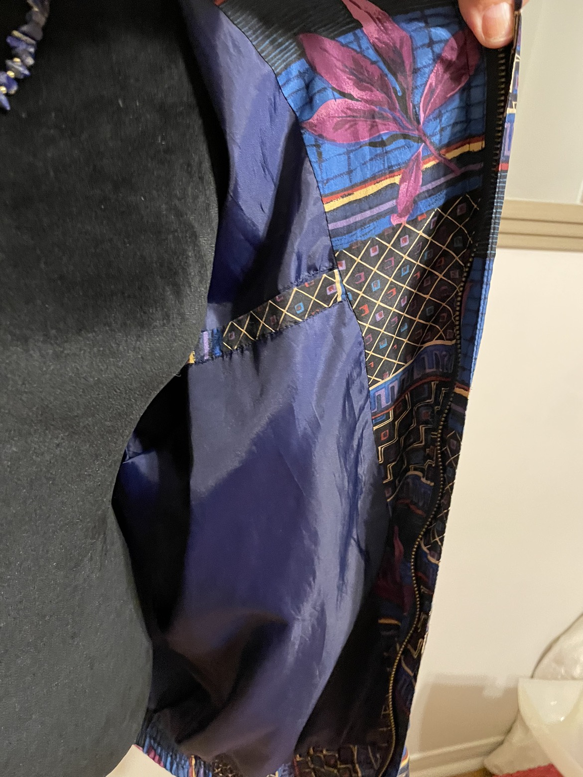 100% Silk Fall/Spring jacket/ Size L image indicator(3)