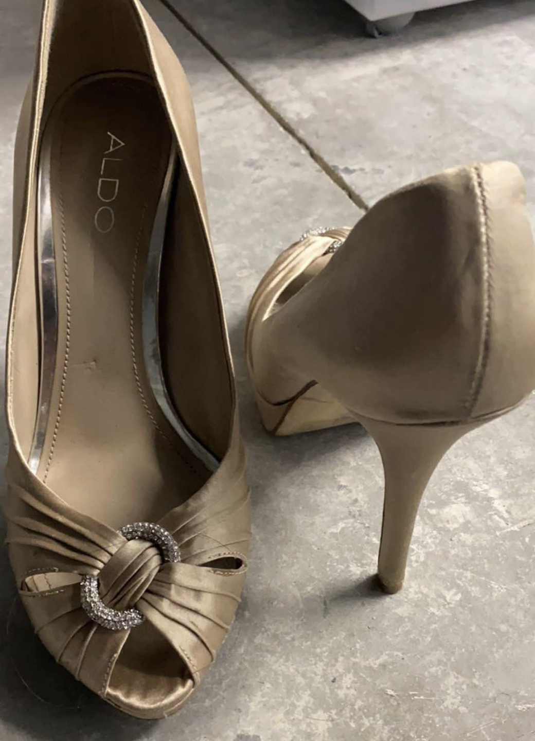🎁 Beige heels size 9 - photo 2