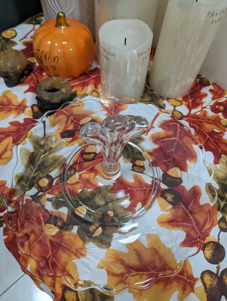 Vintage Sunflower Center Handle Dessert Serving Tray image indicator(2)