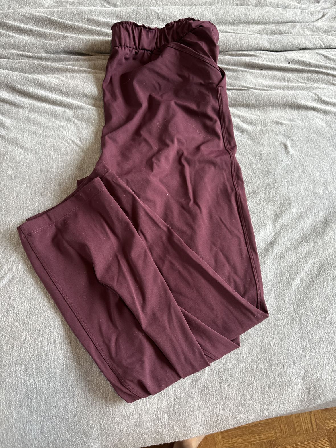 Lululemon on the fly pants image indicator(2)