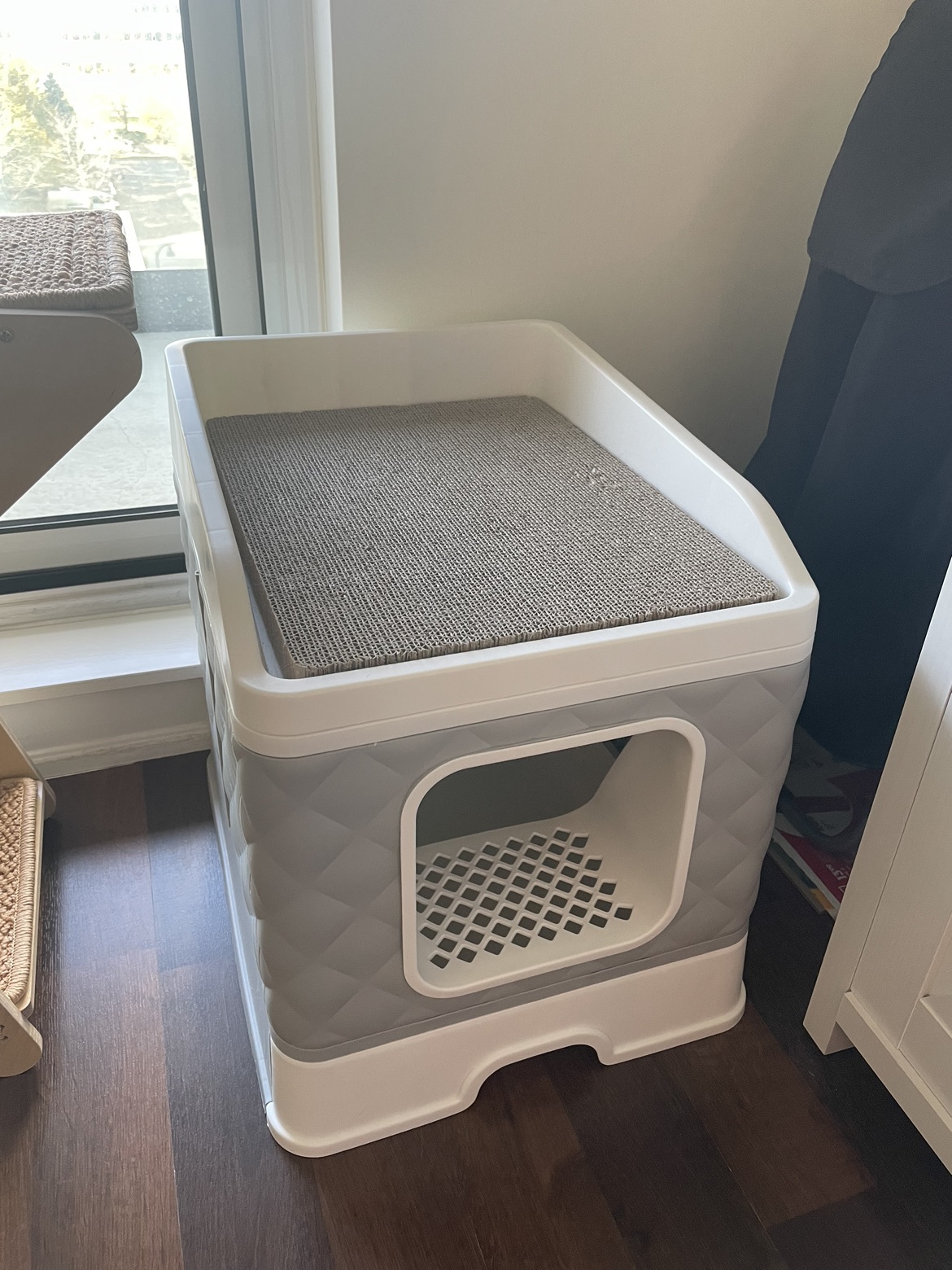 Cat litter box thumbnail