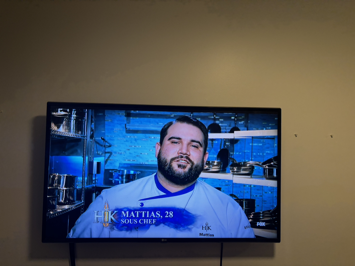 LG Smart TV 42” Remote and wall mount included - photo 2