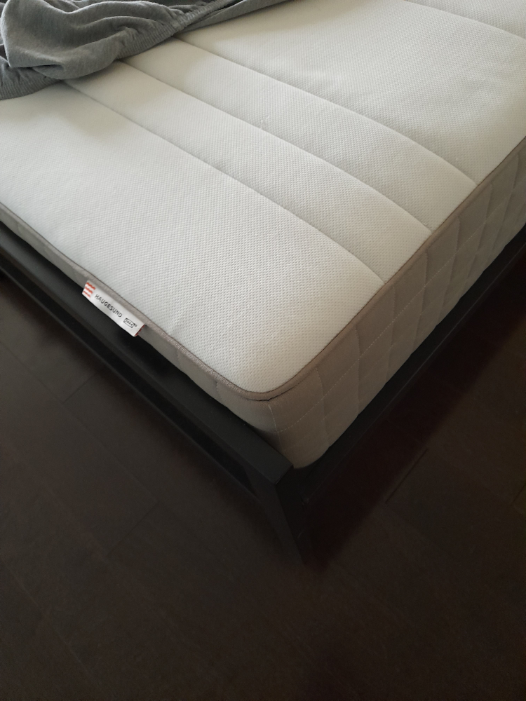Twin bed with Ikea mattress - photo 3