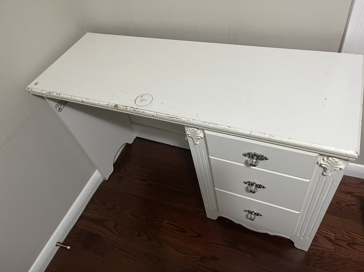 White desk - photo 2