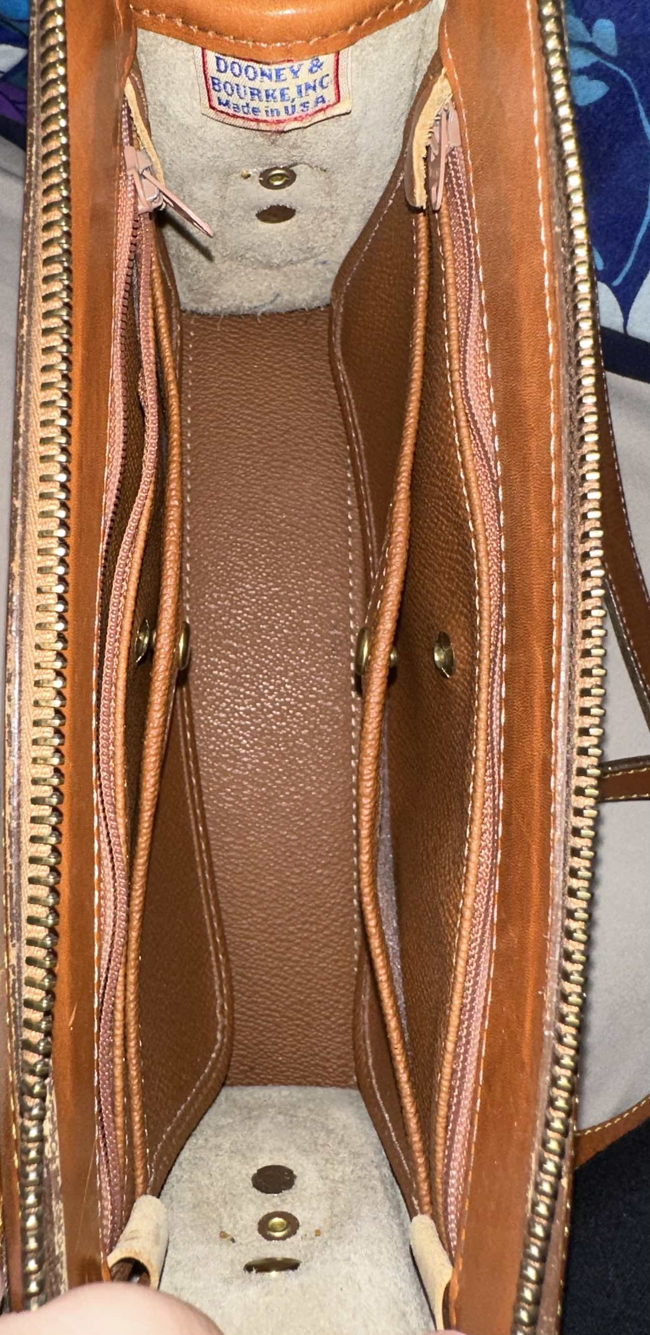 Dooney & Bourke image indicator(4)