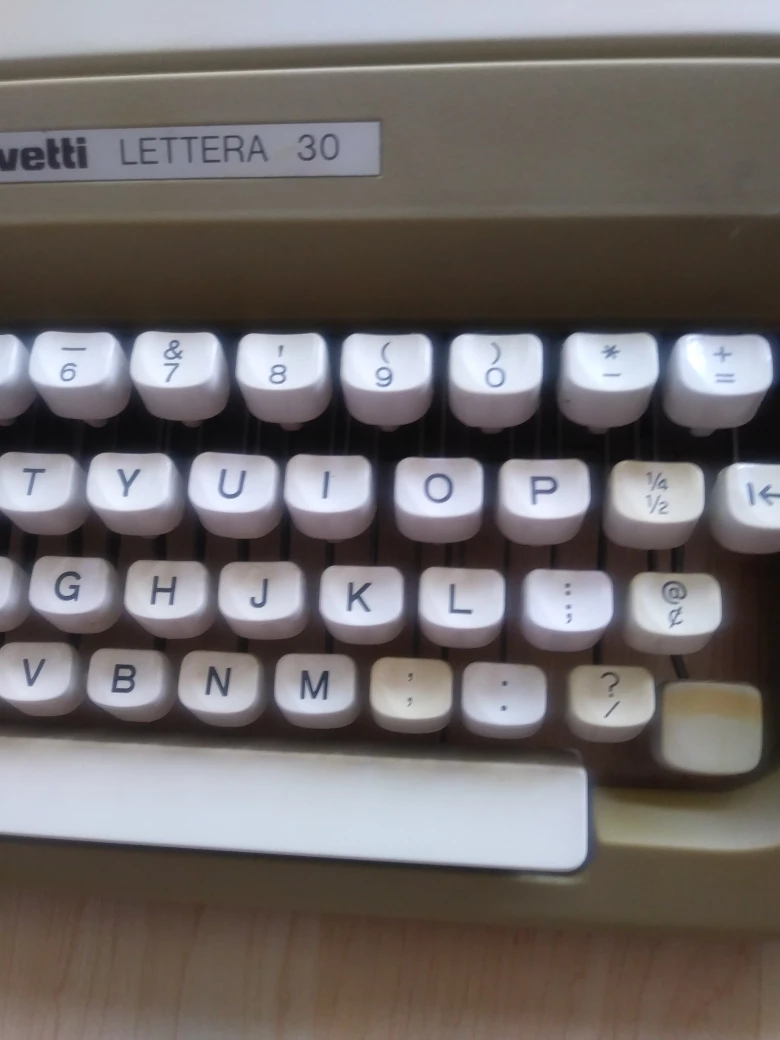 Antique OLIVETTI LETTERA 30 Typewitter in original bag image indicator(4)