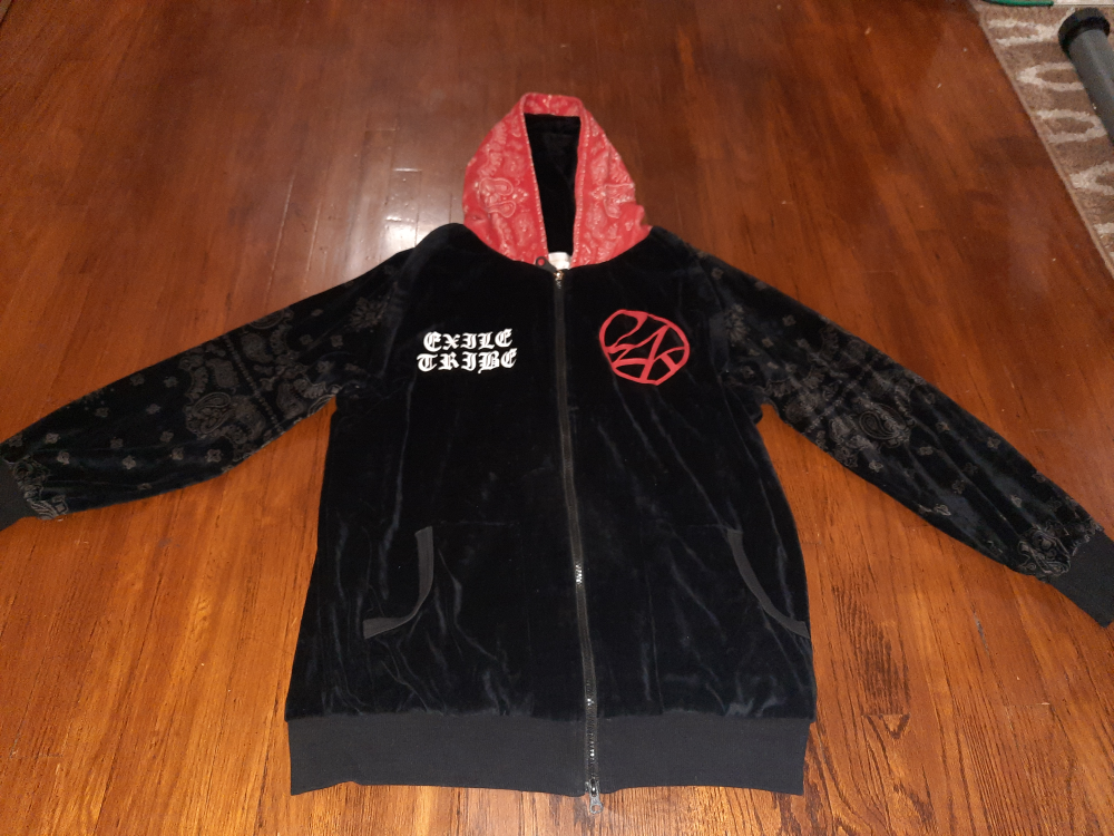 Exile Tribe sweater image indicator(2)