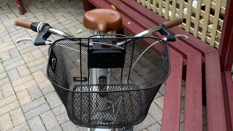 Wow! Dutch style 6 speed comfort cruiser bike, removable basket! image indicator(4)