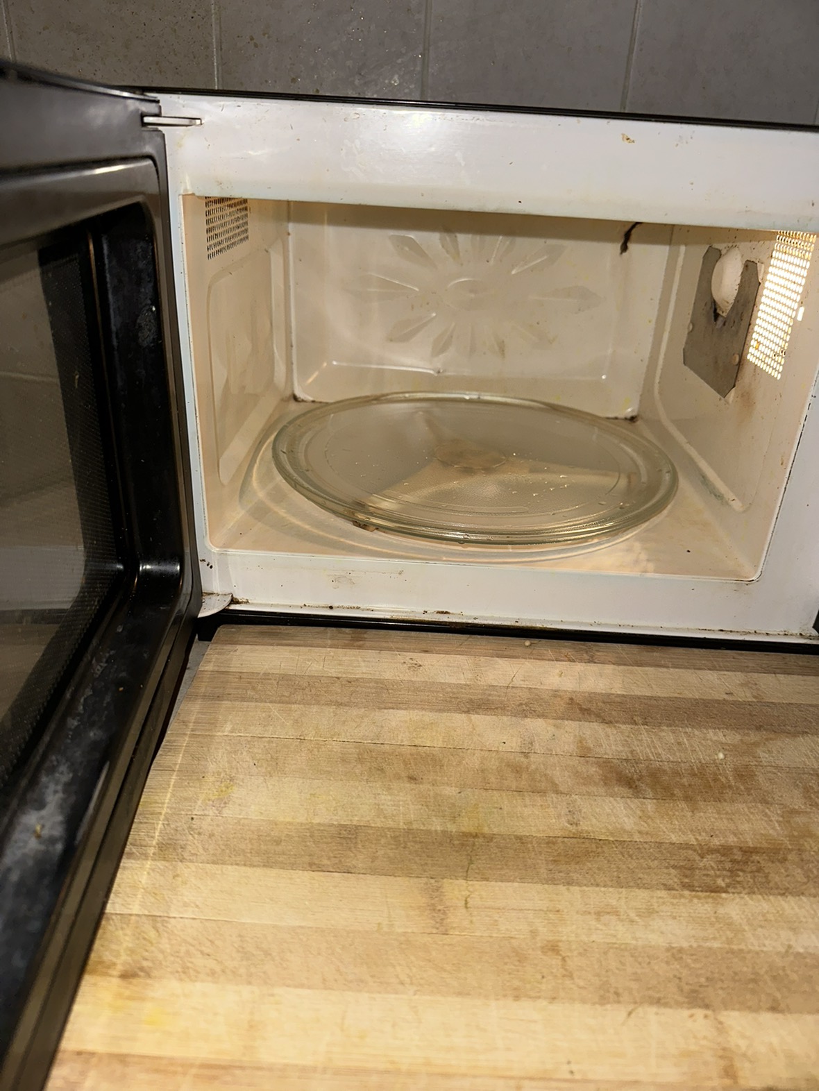 Moving out sale: Microwave - photo 3