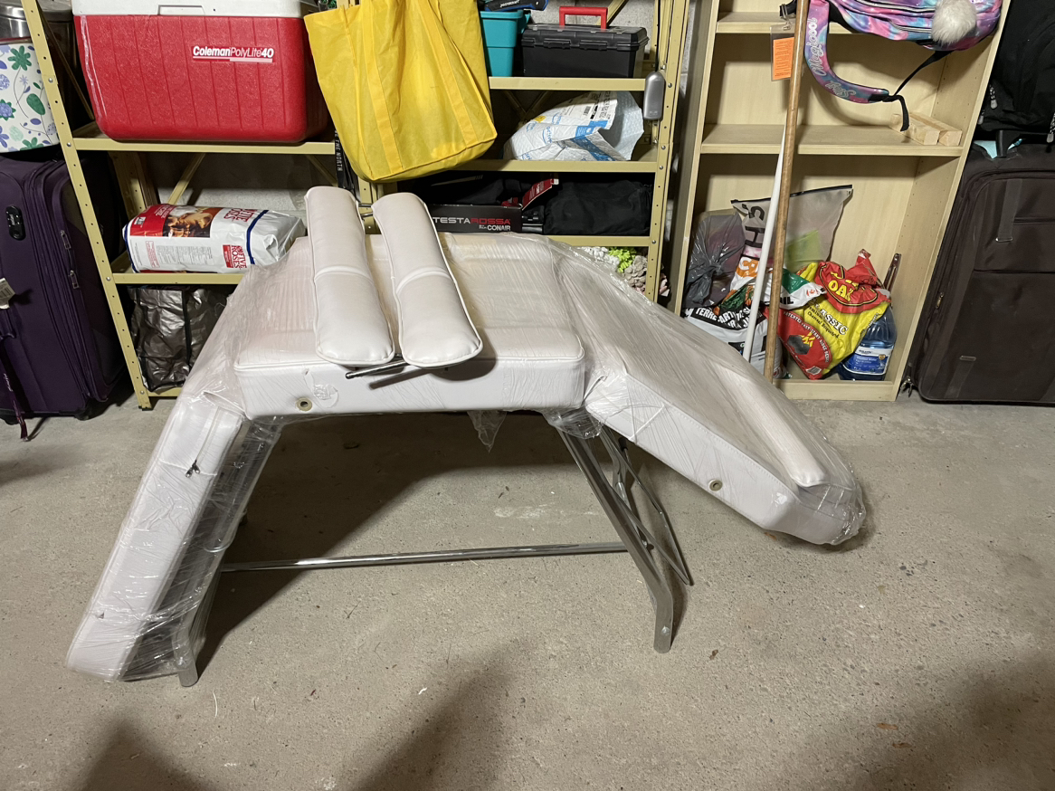 Adjustable bed/massage table