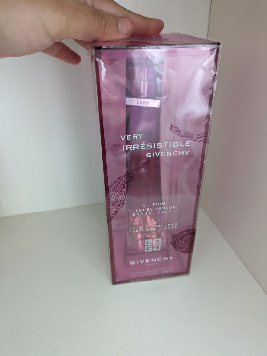 Givenchy very irresistible ( limited edition bottle & box) 🦃 image indicator(7)