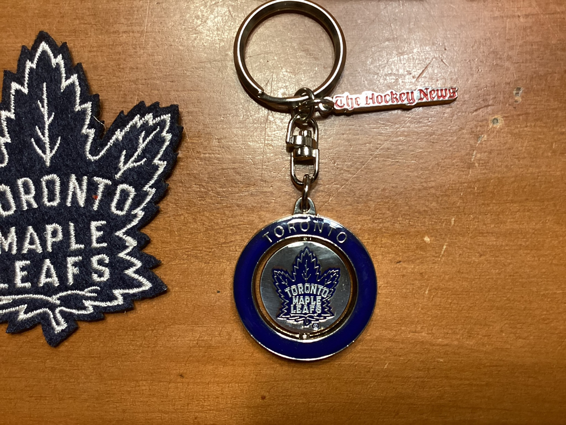 TORONTO MAPLE LEAFS new key chain & crest ! image indicator(2)