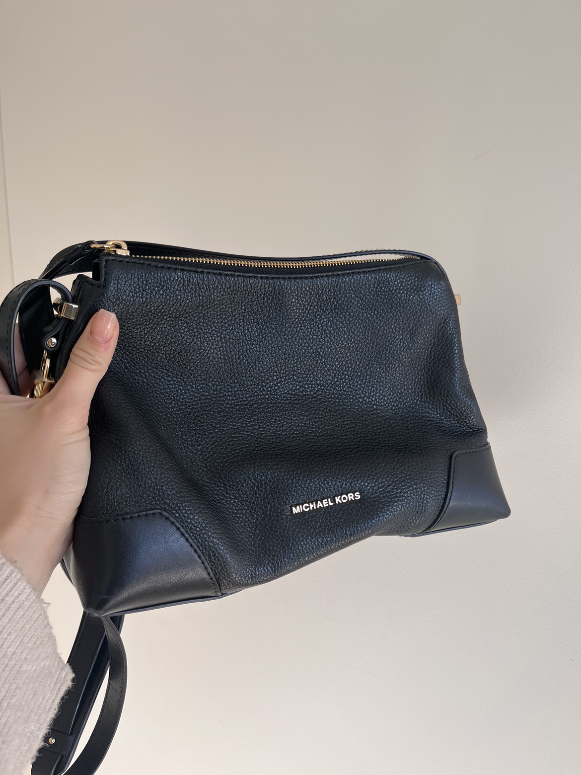 Michael Kors black leather cross body - photo 2