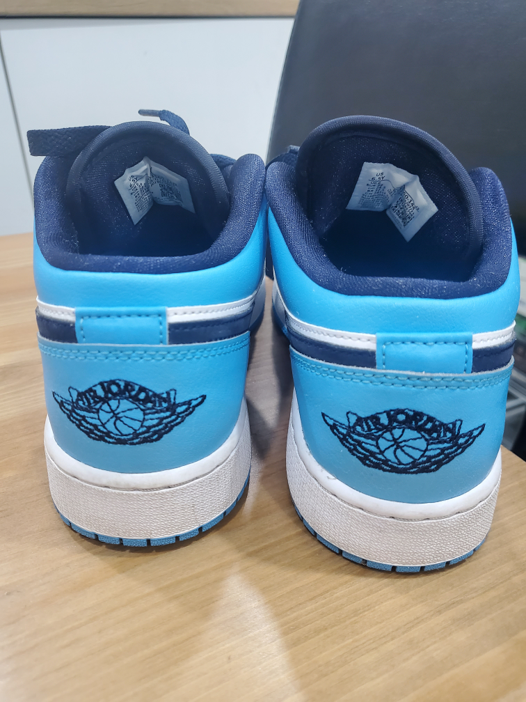 Jordan 1 Low UNC - 6.5Y (24.5cm) image indicator(2)