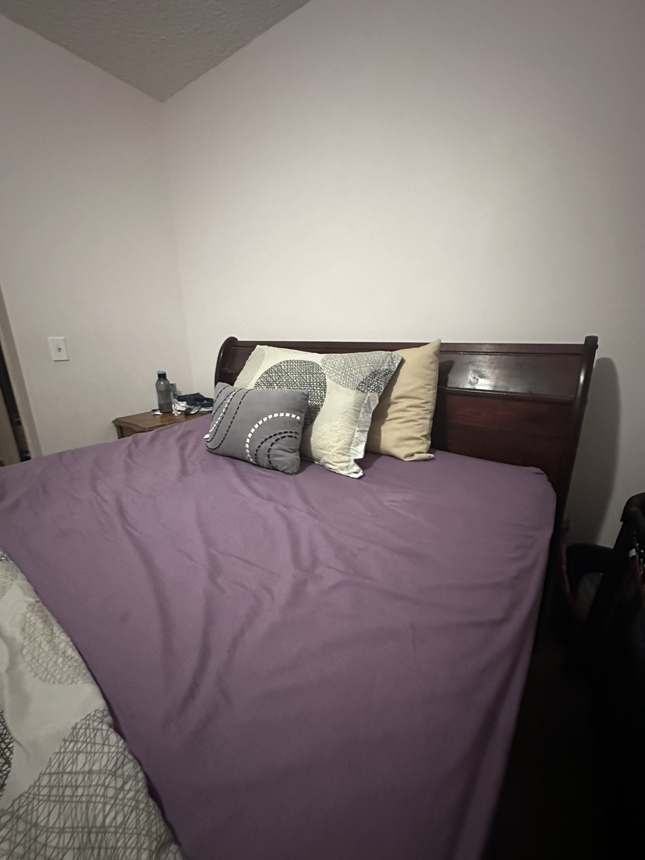 Solid wood queen bed - photo 3