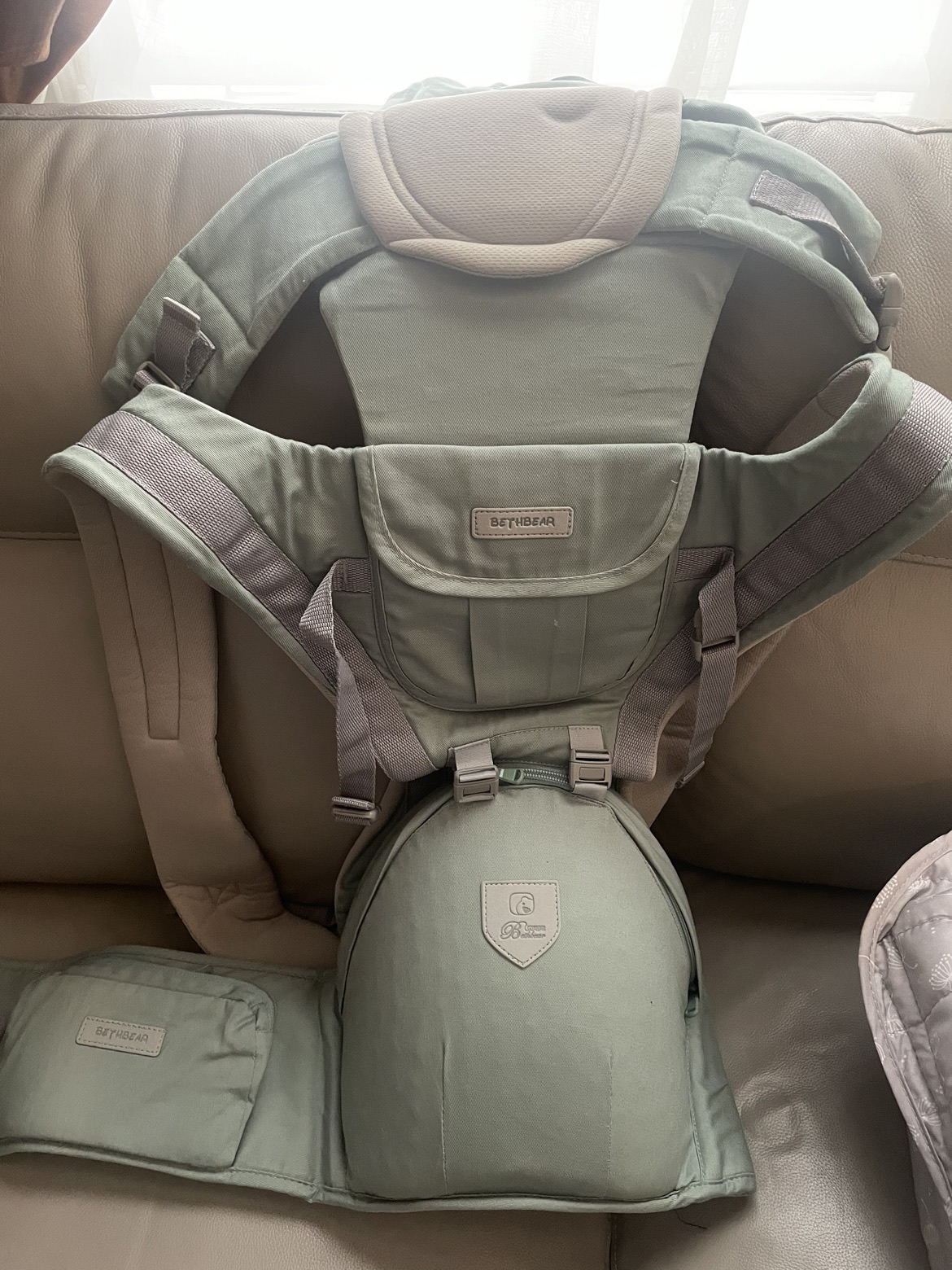 Baby carrier with hip seat- Never used - photo 4