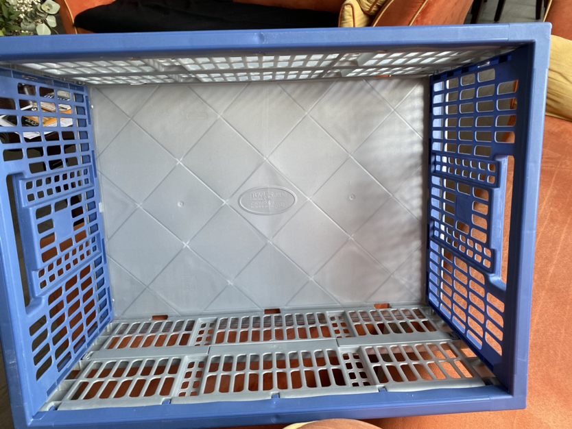Folding plastic crate