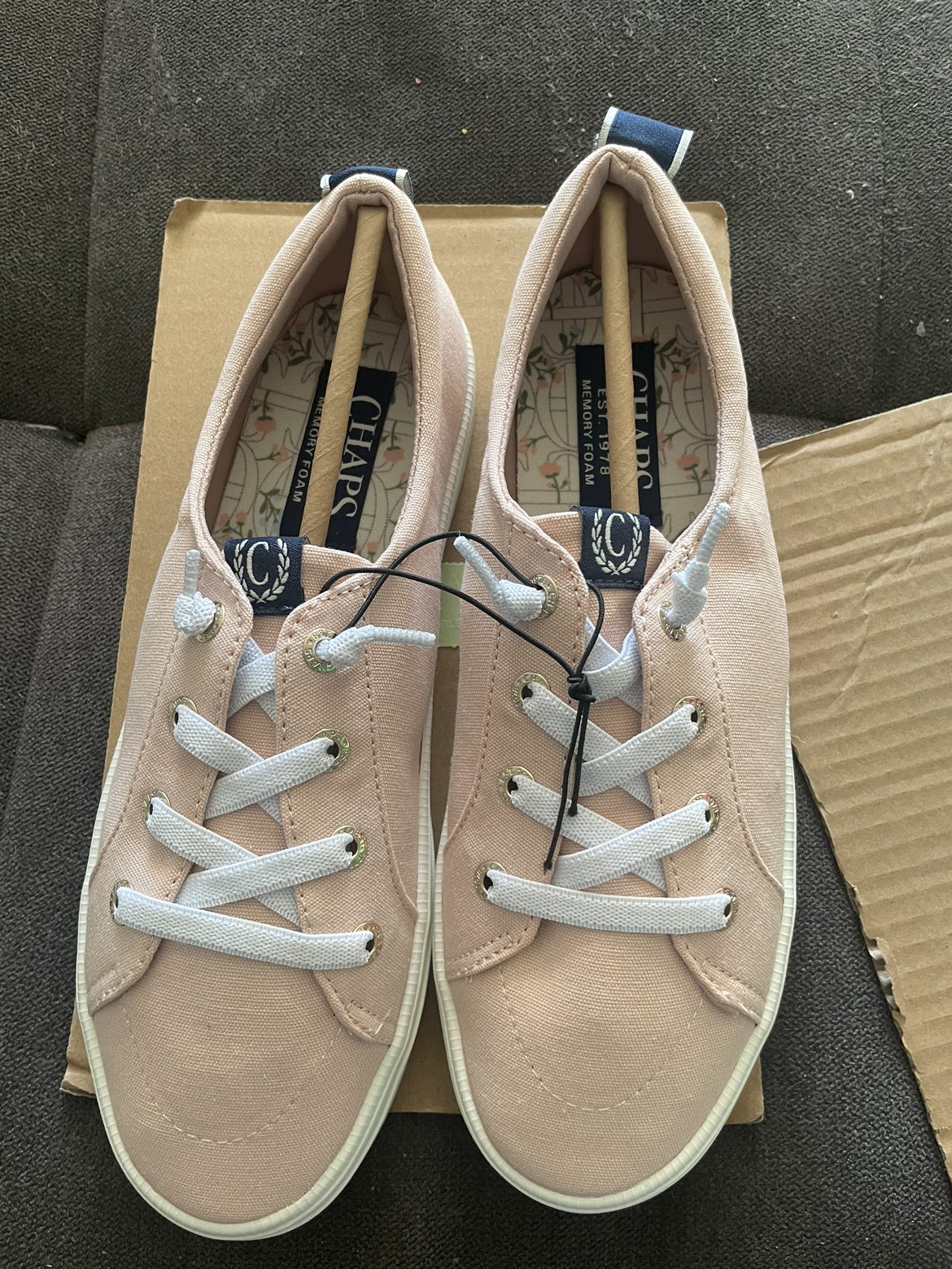 Chaps women’s laced up sneakers sizes 7 and 8 - photo 4