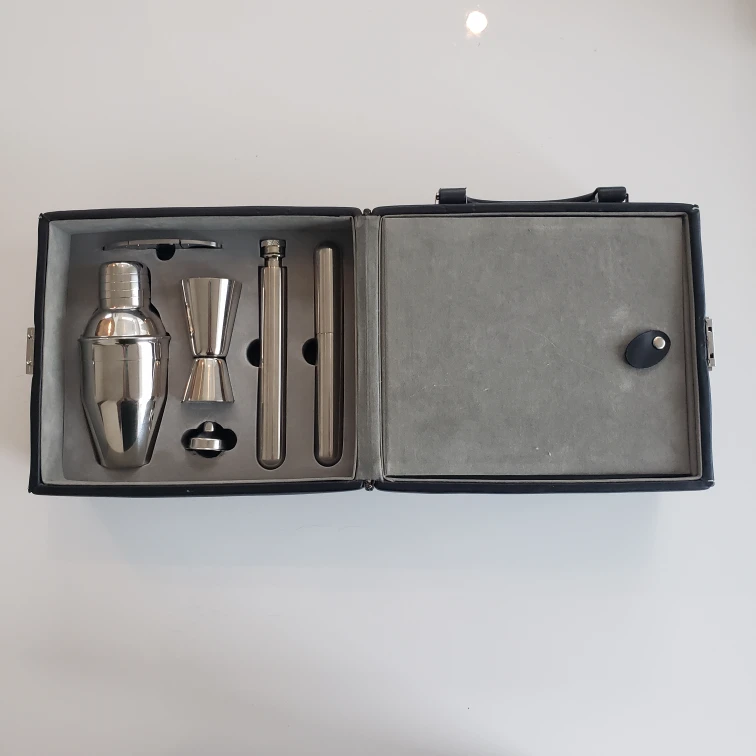 Gentlemens Portable Bar Set + Poker Set in Elegante Case - photo 2
