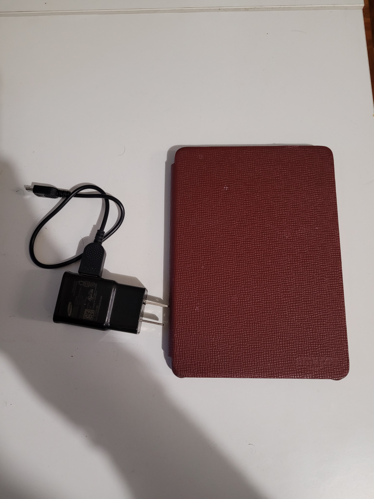Kindle 8 GB Mint Condition + Charger + Cover