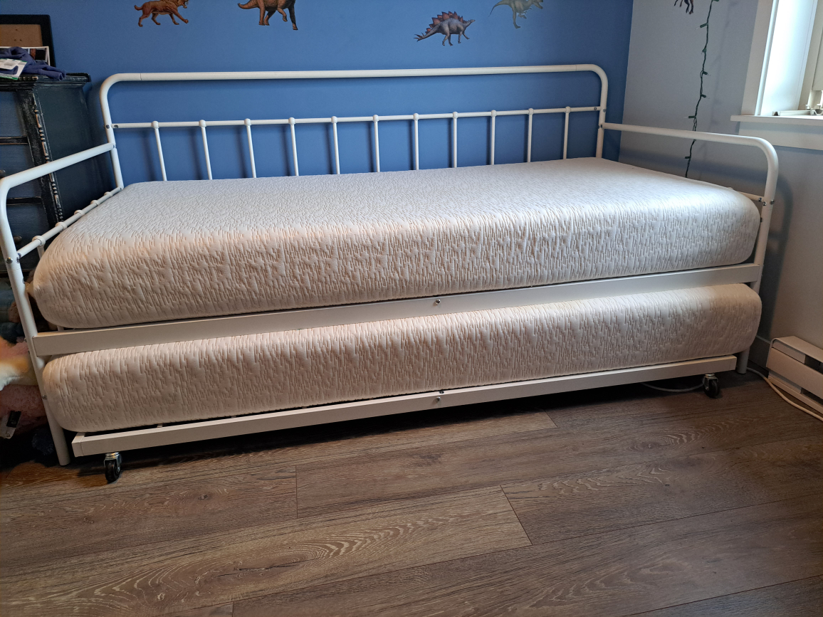 White metal Trundle day bed with 2 single mattresses thumbnail