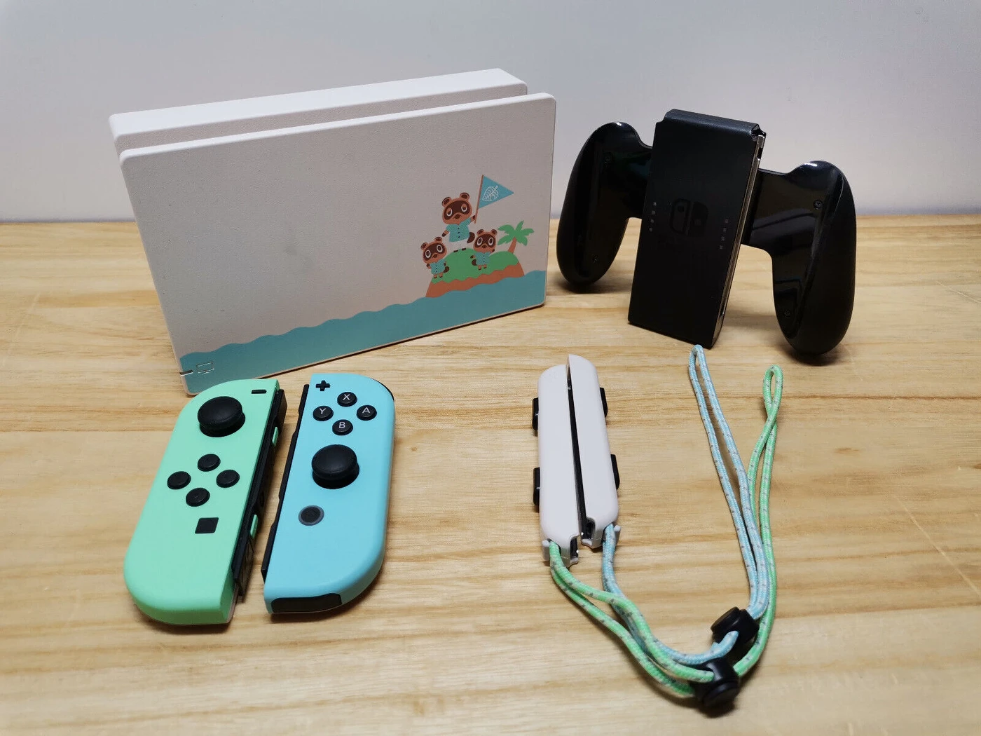 LIKE NEW Nintendo Switch Console in Original Box + 256 SD Card - photo 3