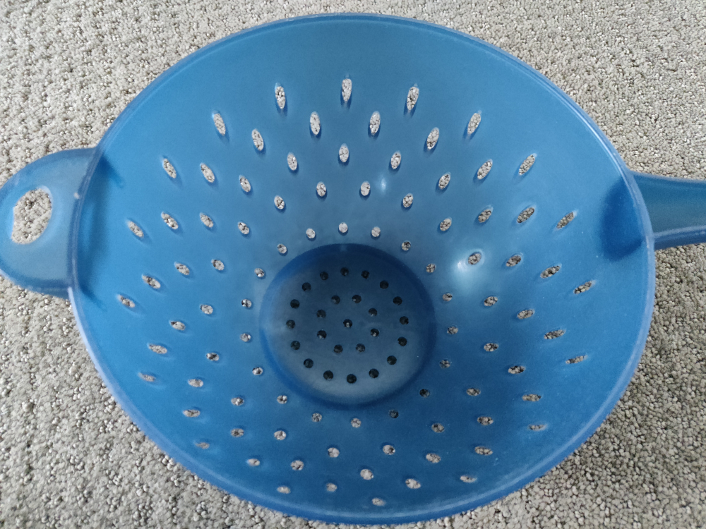 Colander / Strainer - Blue Round with Handle image indicator(4)