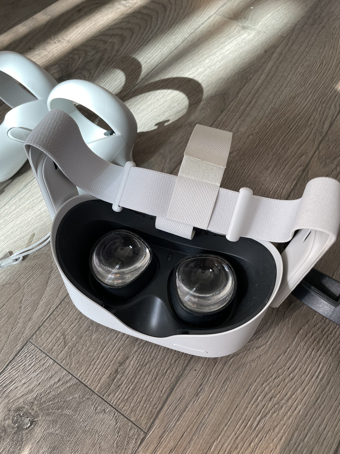 Meta Quest 2 VR Headset with Touch Controllers - photo 3