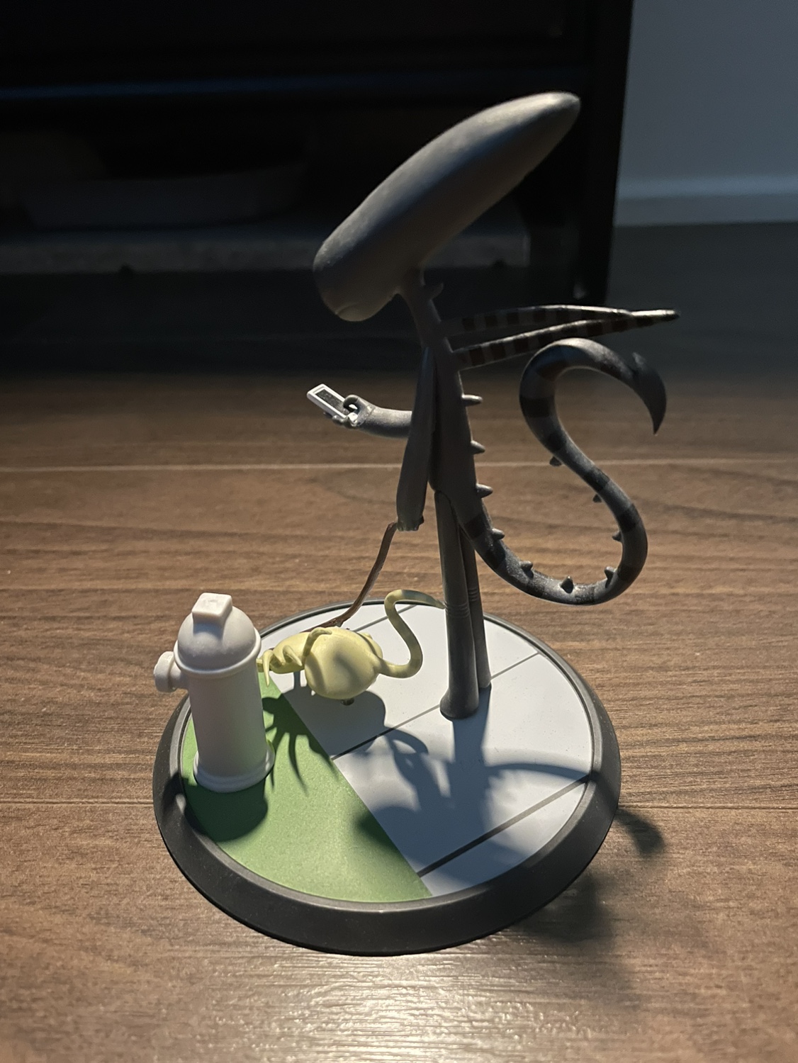 Alien Out For A Walk Figurine 🦃 thumbnail