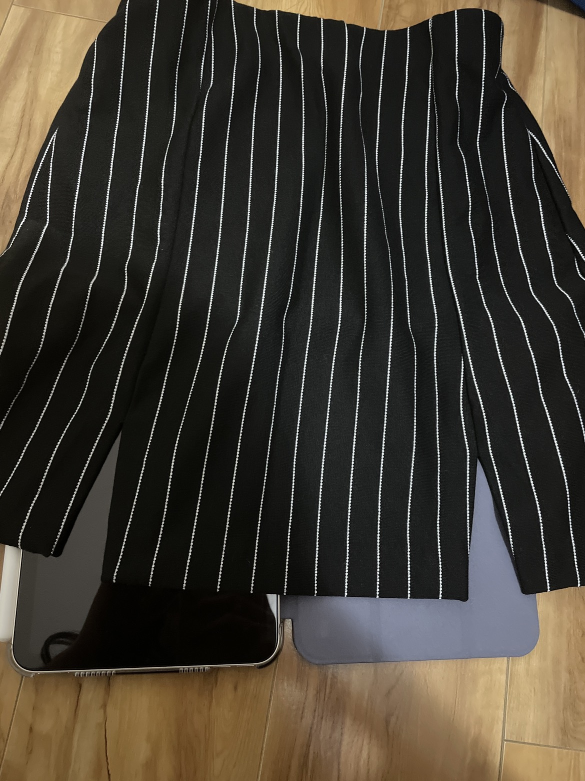 H&M black mini skirt with slits - photo 2