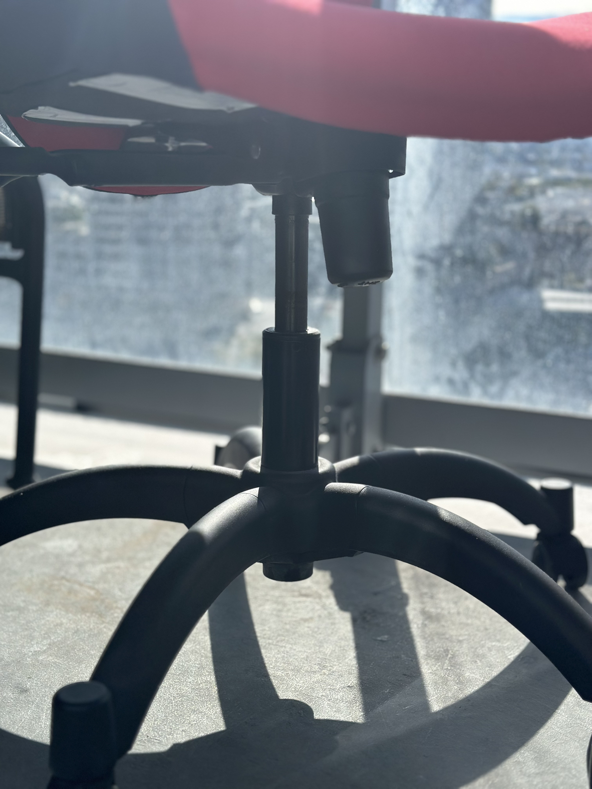 Red office chair - photo 4