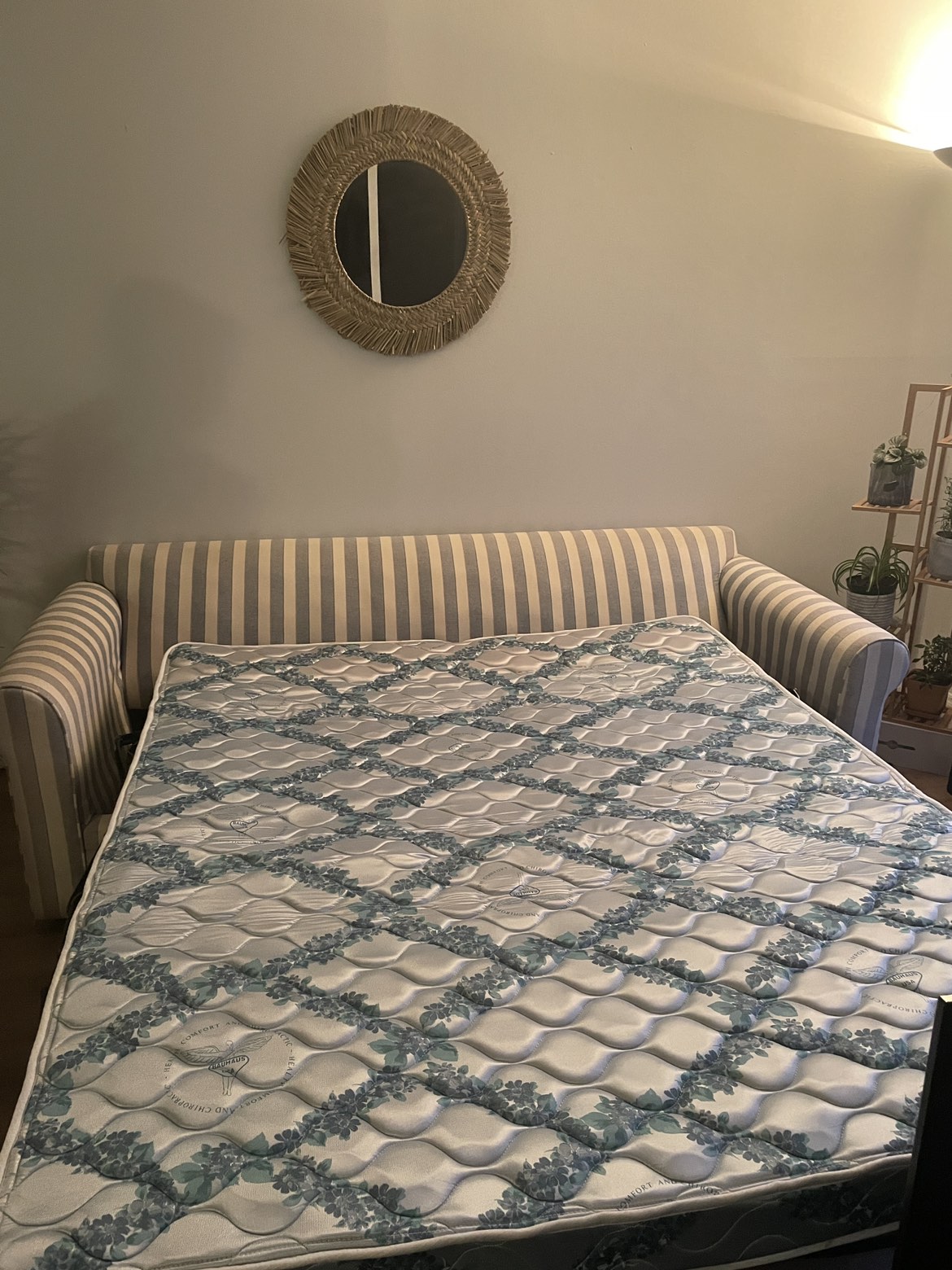 Sofa that turns into queen bed - photo 4