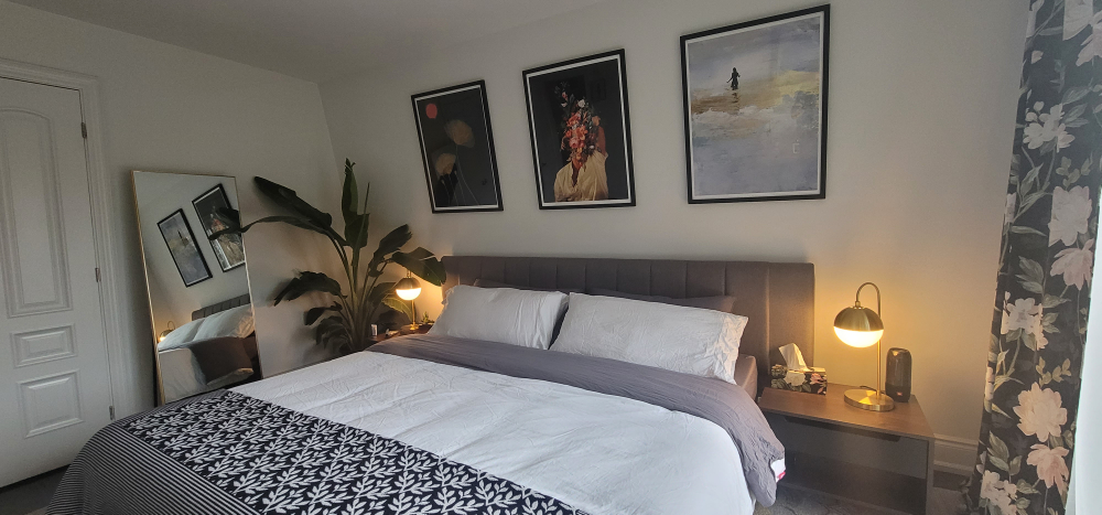King Bed - solid wood frame - photo 3