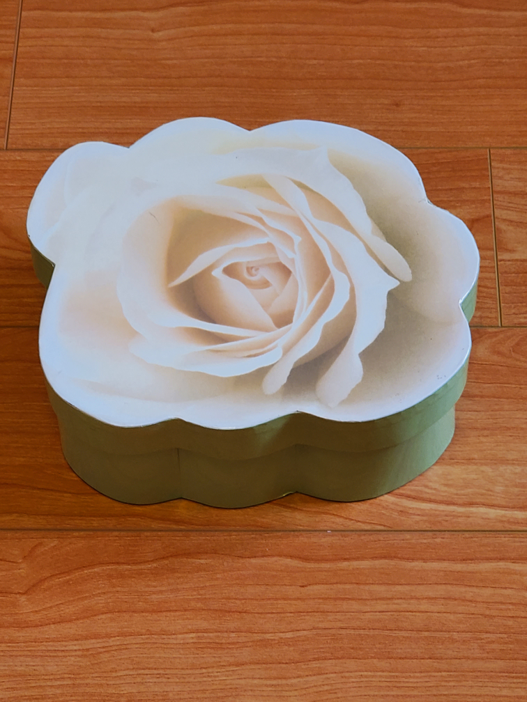 Pretty rose shaped and scented candles image indicator(6)