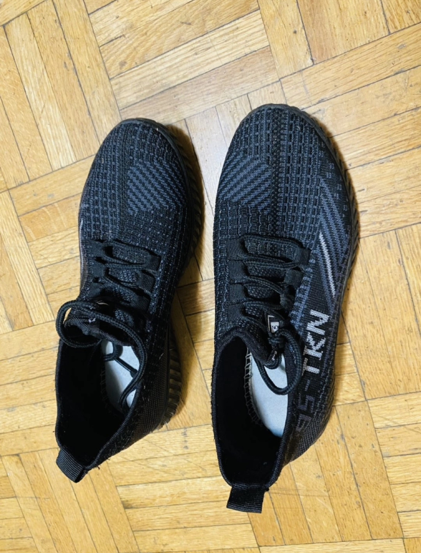 Lightweight sneakers thumbnail