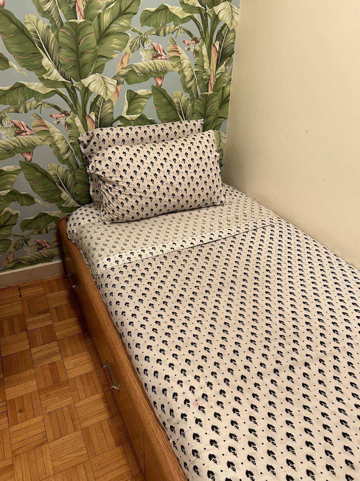 Single bed with mattress/pillow and sheets thumbnail