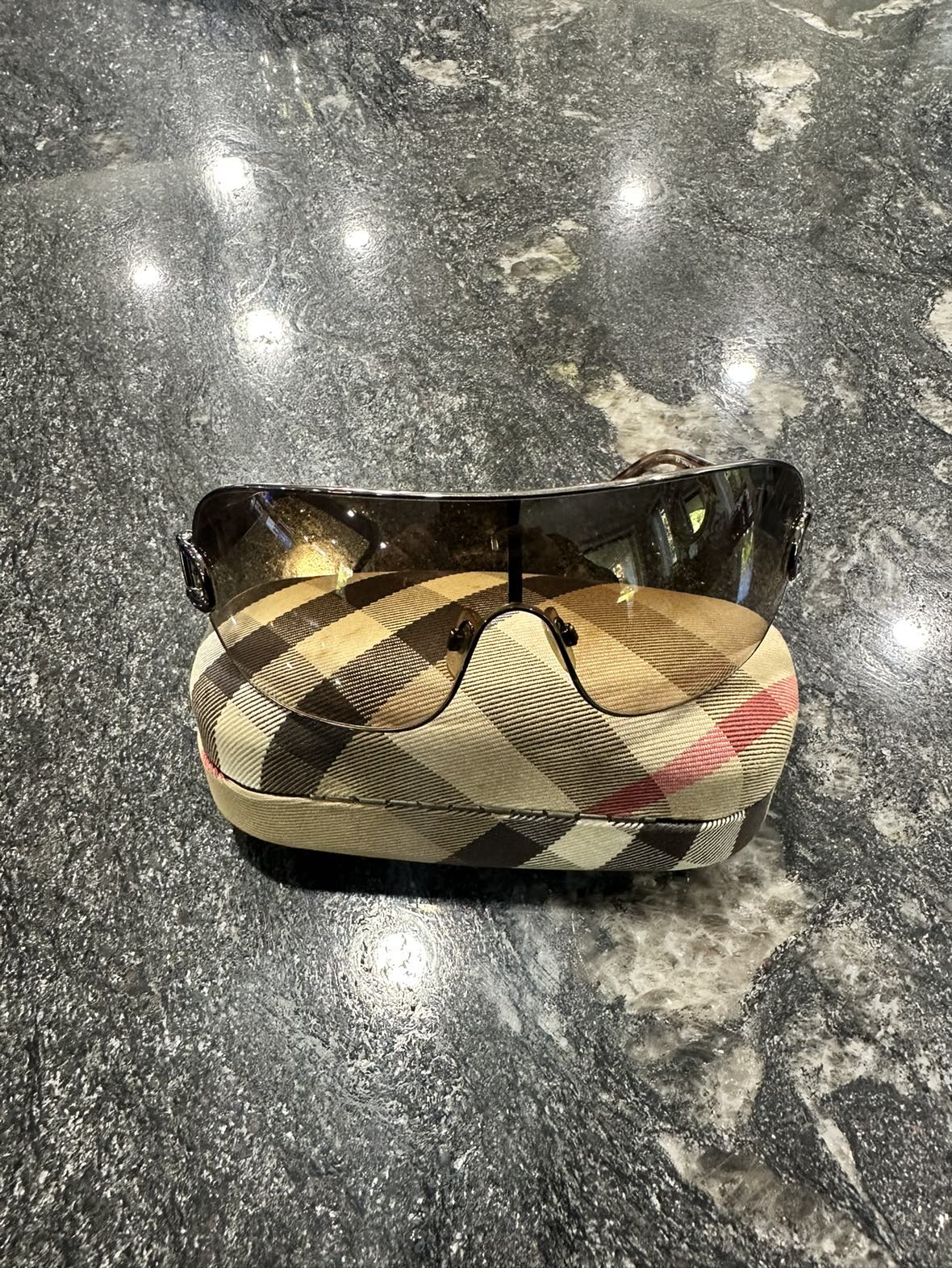 Burberry unisex sunglasses in fantastic condition - photo 2