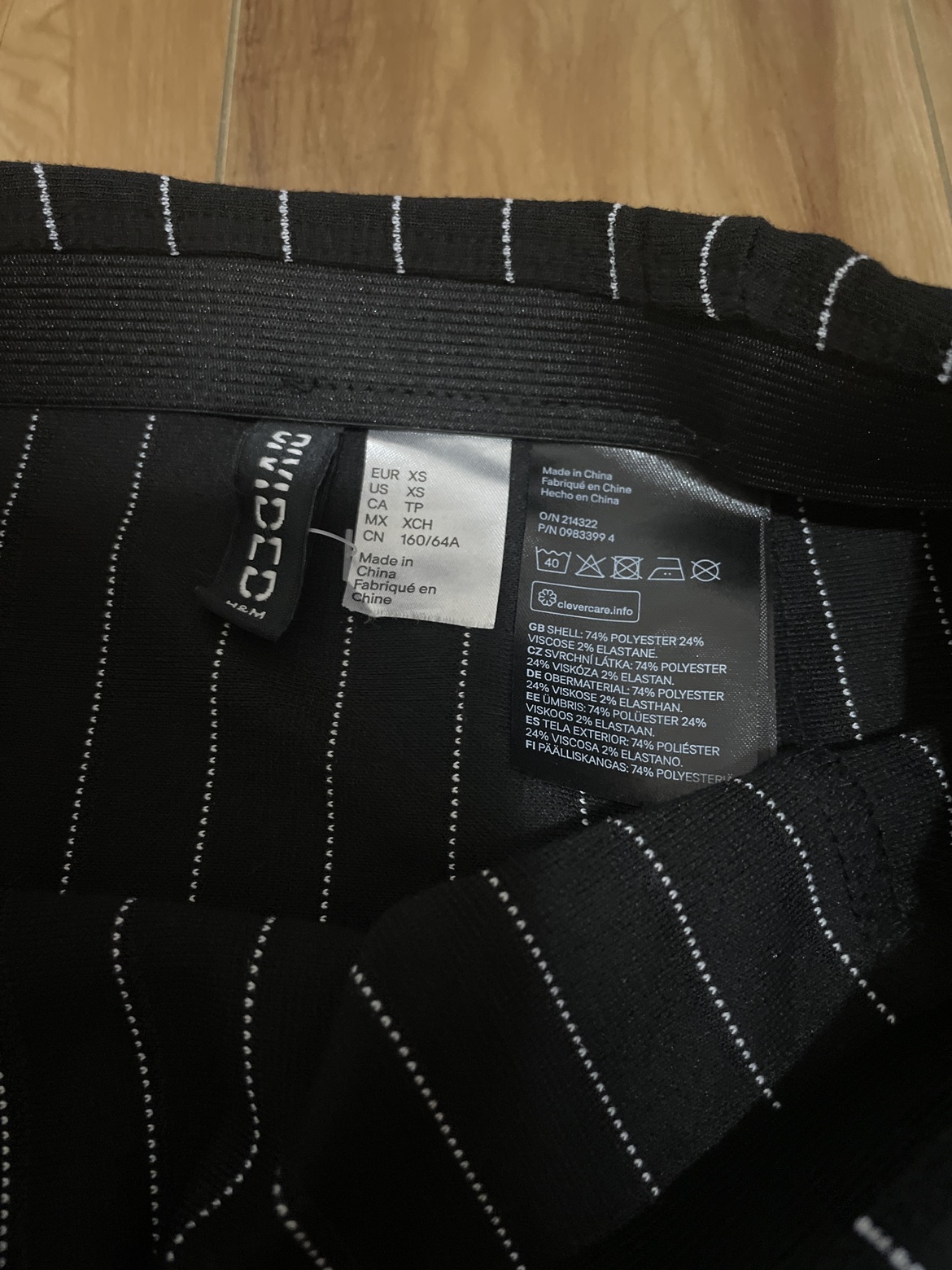 H&M black mini skirt with slits - photo 3