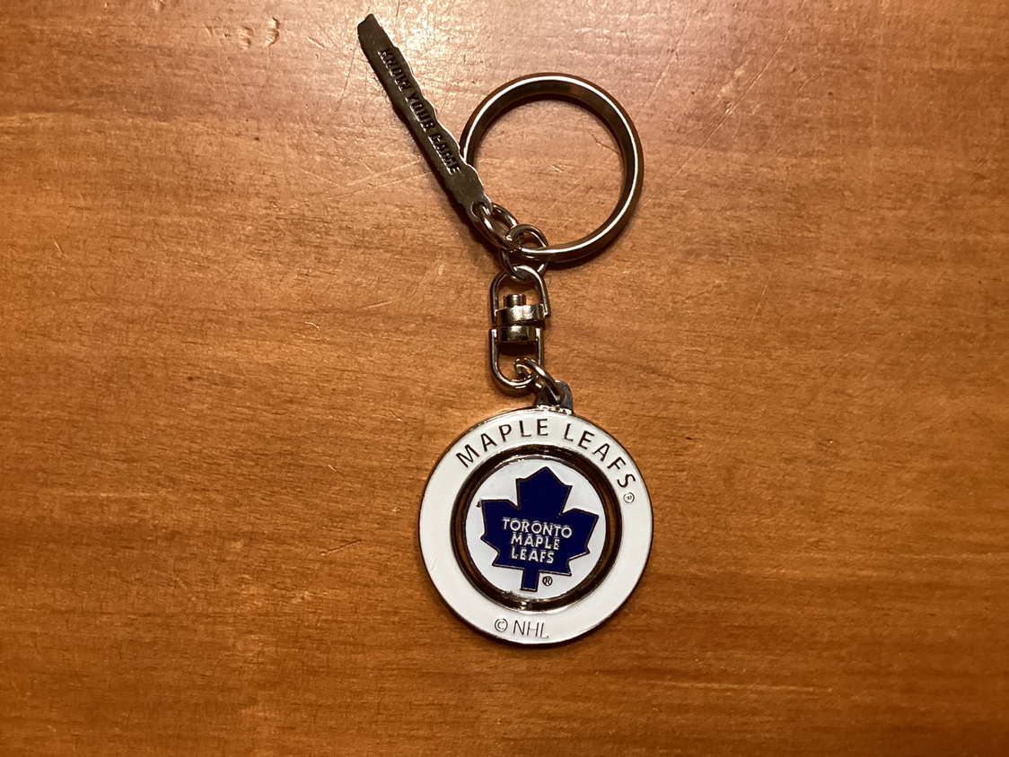 TORONTO MAPLE LEAFS new key chain & crest ! image indicator(6)