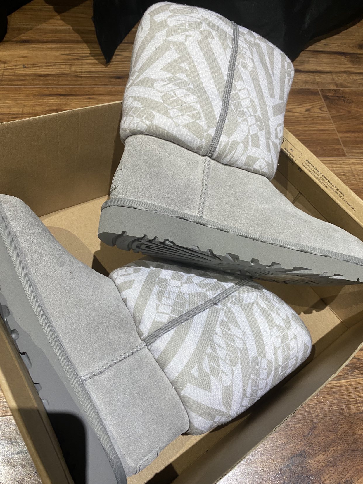 Size 7 uggs brand new thumbnail