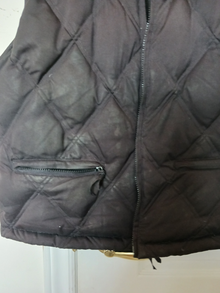 Gap Men's puffer vest image indicator(5)